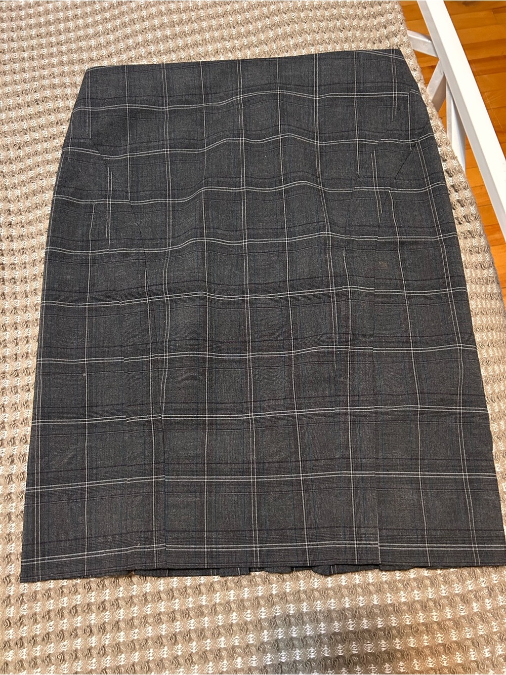 Ricki’s Classic Gray Plaid Pencil Skirt - Tailored Women's Skirt - Size 6 - Zip